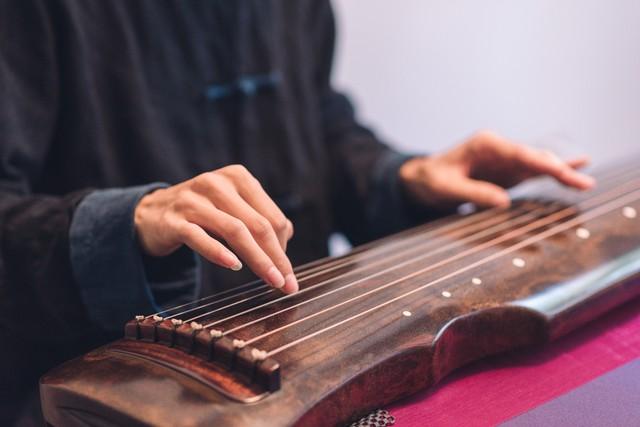 古琴彈奏現(xiàn)代歌曲_古琴彈流行歌_古琴彈現(xiàn)代音樂