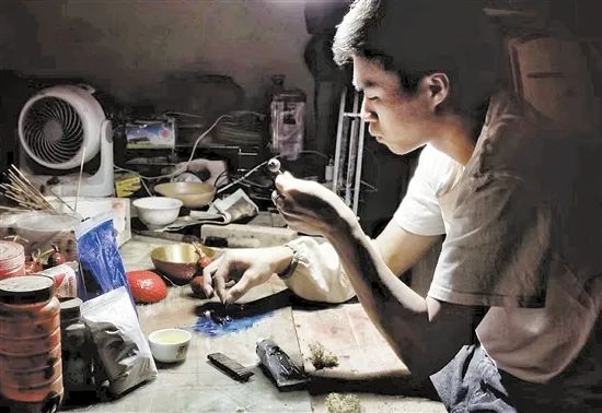 <strong>大漆工藝傳人丁一山：用心調(diào)出斑斕之美</strong>