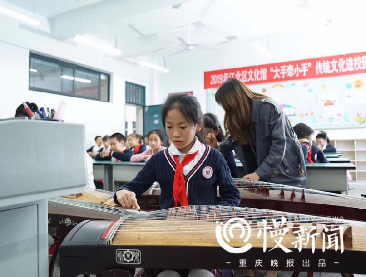 課堂上學(xué)彈古箏 這群文化志愿者將傳統(tǒng)文化送進(jìn)校園
